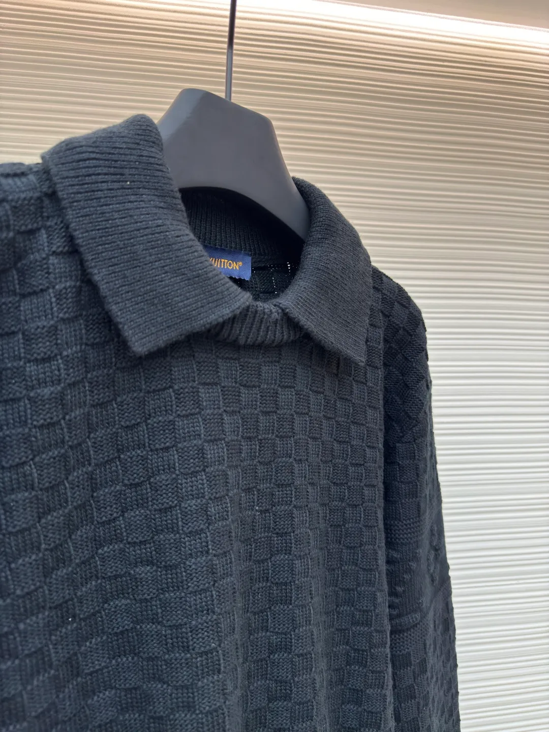 LOUIS VUITTON checkerboard embossed sweater ●Original version: purchased and developed for 12100 ●Item number: 1680745-B50 ●Fabric: crown yarn fabric ●Technology: embossed production ●Version: fitted version ●Weight: about 775 grams ●Size: XS-S-M-L ●Description: We use custom-made high-quality crown core yarn. Currently, there is no stock of yarn with this feel on the market. The core-filled yarns on the market are all cotton-containing, which is rather hard and cannot achieve the effect of the original version. The color presented is very different from the original version. Our customized core-filled yarn has a lot of manufacturing processes. It requires spinning out the raw material core, and then hooking the yarn on the machine for secondary processing and threading the raw material core! The machine cannot rotate too fast, as it will easily cause the thread to spin out, and once it does, it will be useless! After the dyeing is done, you can only use high-temperature dyeing tanks. If the temperature is not enough, the yarn will be dyed unevenly! High-temperature vats are rare in general dyeing factories! Generally, it takes 12 hours for dyeing to enter the vat, and several hours for drying at low temperature when it comes out. If the temperature is too high, it will be scrapped; after dyeing, it can only be done with a slow machine, and fast machines are prone to problems with thick and thin hair horizontal bars. In order to restore the effect of the original version to the maximum, the LOGO is exactly the same as the original version. The fabric pieces are woven at a parallel and even speed using a machine imported from Germany worth 47W. Each piece takes 270 minutes. All knots during the weaving process will be manually processed without traces. The knot-free rate is as high as 95%. It will not be woven like those ordinary computerized flat knitting machines. In order to rush the goods efficiently, the speed is turned to the limit. The stitches of the knitted pieces are different in size, pattern and pattern. The overall wiring is straight and delicate, the fabric is comfortable and soft, and the color is consistent without color difference. It can be matched with the same style to create a fashionable look and control various occasions. Customized accessories, complete with three standards, same style for men and women!